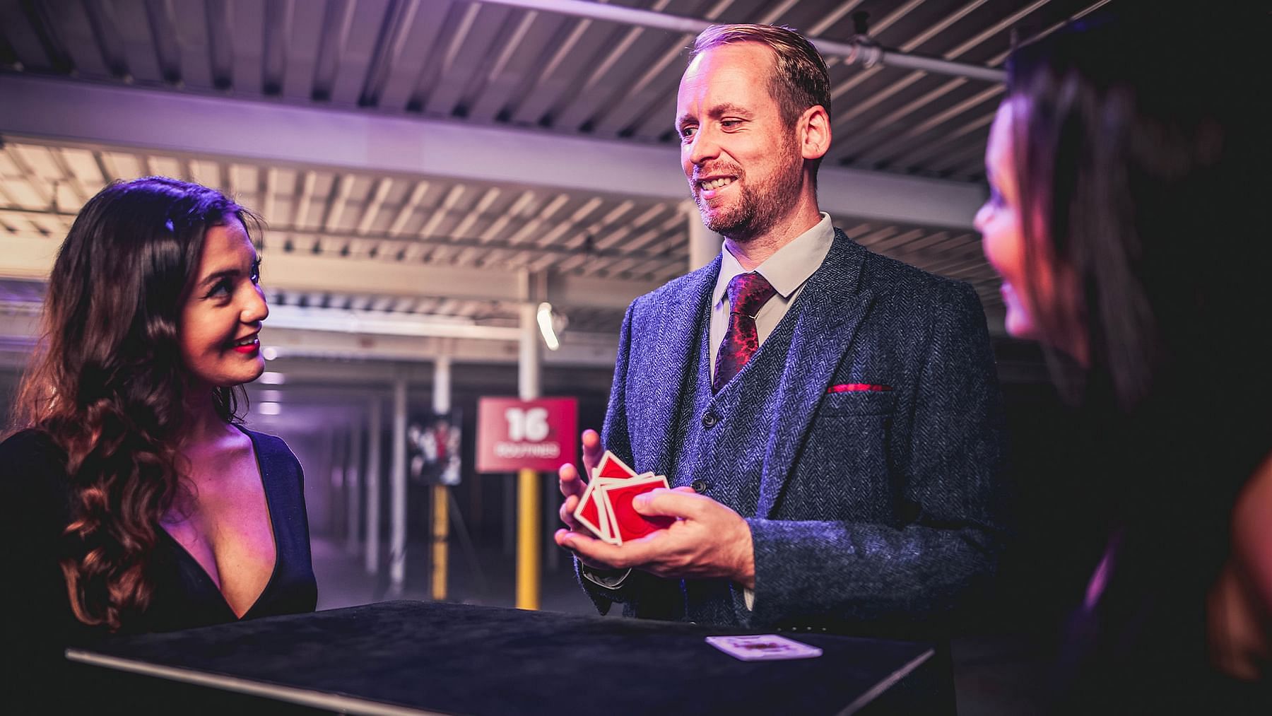 magician performs free magic show in San Francisco