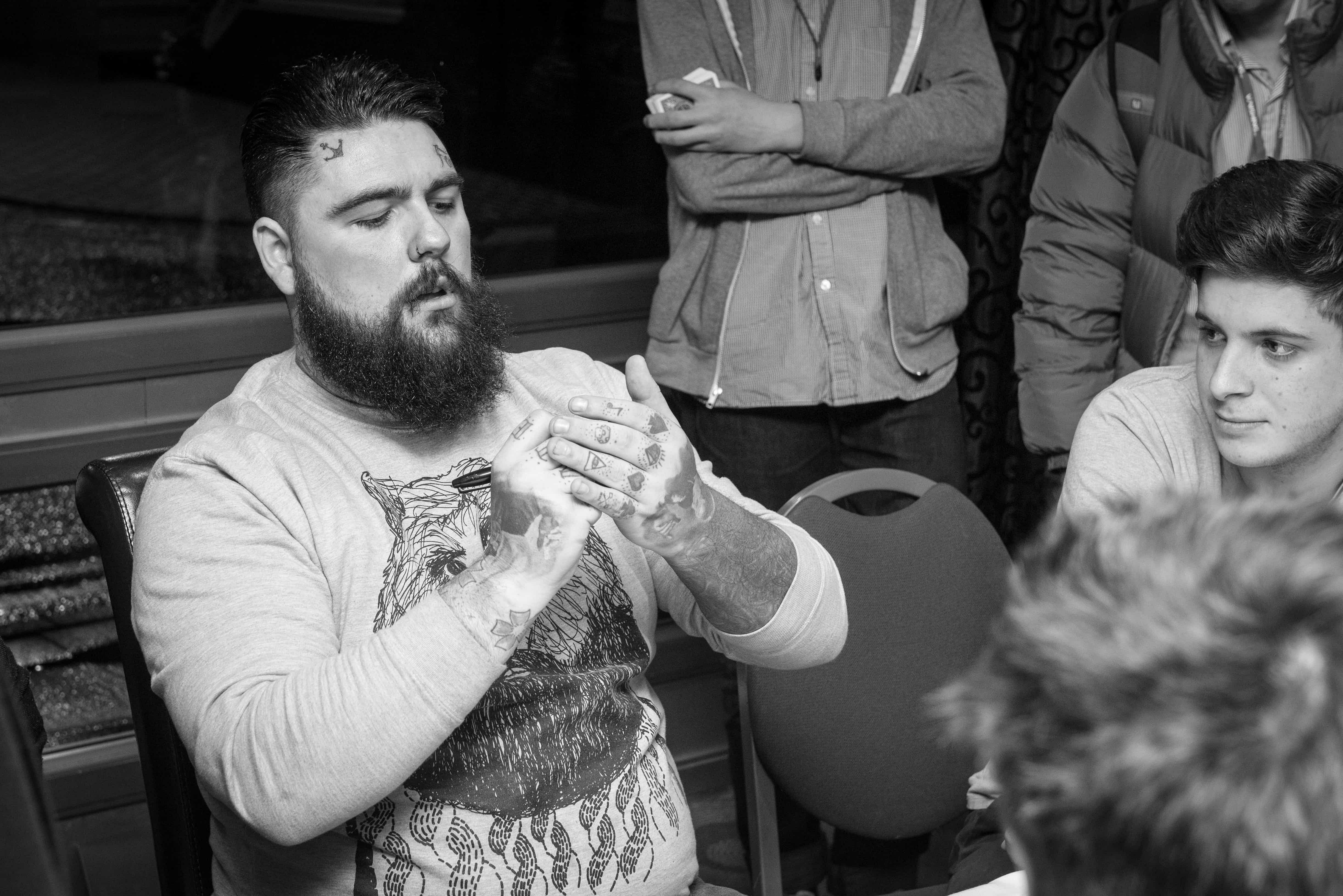Mentalist Peter Turner uses cold reading to perform mind reading